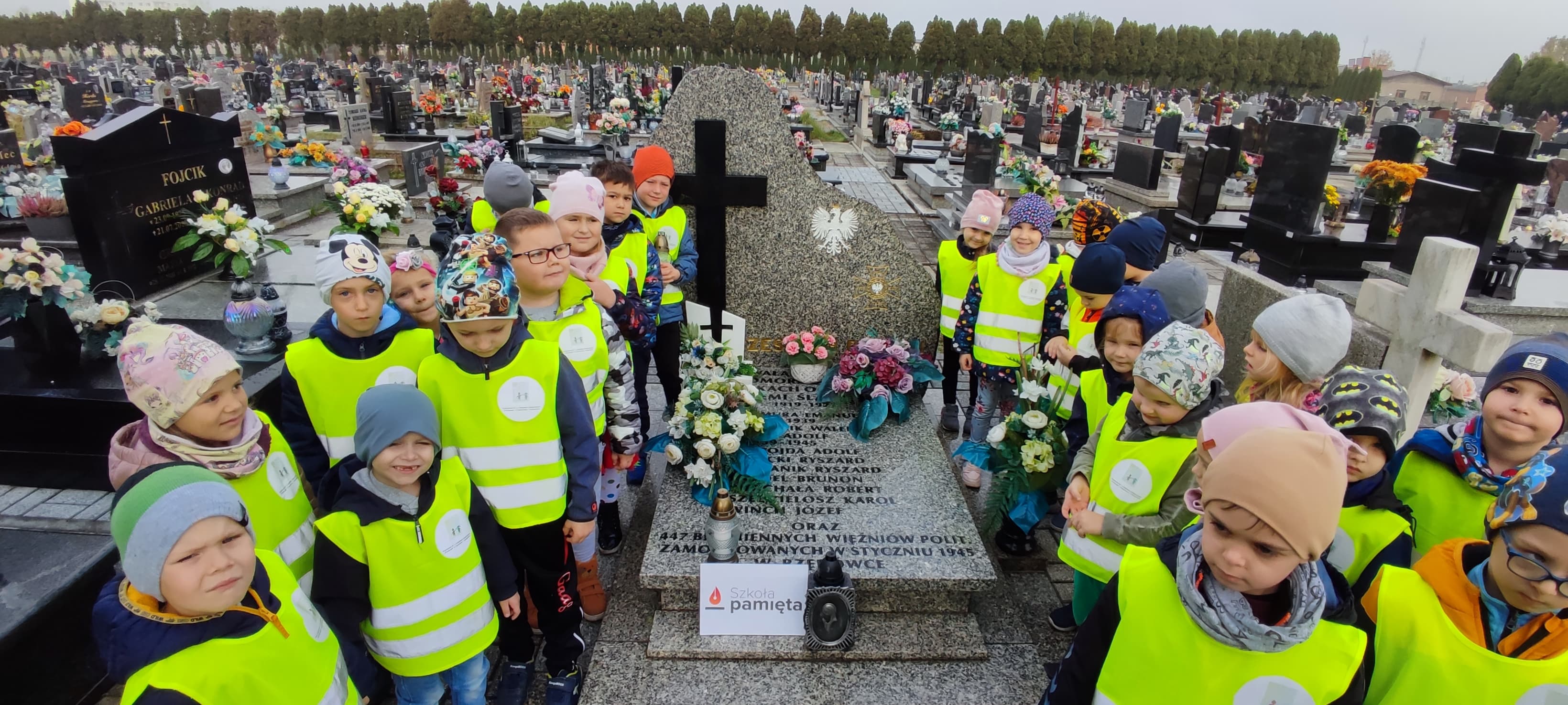 Dzieci na cmentarzu w ramach akcji Szkoła Pamięta